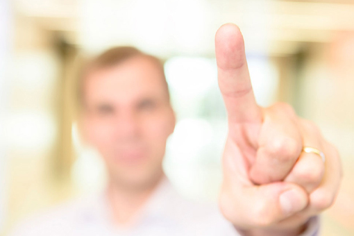 kulunvalvonta_osoittava_sormi Kulunvalvonta osoittava sormi